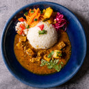 25種類以上のスパイスを使った名物チキンカレー | MANOS